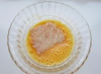 將雞蛋打散開，加鹽拌均勻，把豬排肉放在雞蛋液里裹均勻；