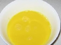 雞蛋打散在碗里加料酒、鹽拌勻；