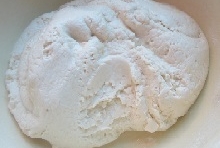 加糯米粉和糖拌勻和成糯米團后，一邊和一邊捏個小團搓成小丸子；