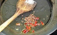 炒鍋倒油，辣椒，花椒用小火煸炒出香味;