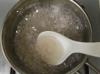 鍋中將清水煮沸，入西米，中火燜煮30分鐘，期間要不斷的用勺攪動，以免西米糊底；