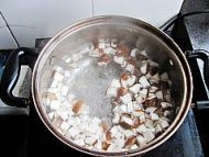 杏鮑菇和香菇洗凈切丁，用開水焯燙一下過涼備用；