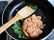 炒鍋倒油爆香蔥姜，放入雞肉翻炒至變色盛出備用；