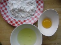 將澱粉倒在盤中備用，蛋黃和蛋清分開，將蛋白打勻；
