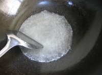 鍋洗凈，倒兩大匙水，放入糖，開大火；用鍋鏟不斷翻攪，以促使糖均勻溶化；