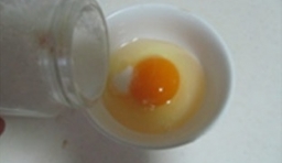 雞蛋打散后加點鹽拌勻；