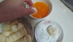 日本豆腐切成簿厚一樣的塊，裹上層澱粉后再裹層蛋液；