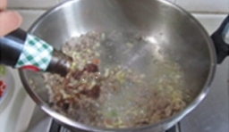 放入姜、蒜末繼續煸炒，加入醬油、蚝油、料酒炒勻；