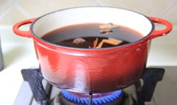 紅酒、糖、鮮橙汁、橙皮屑、八角、桂皮均放鍋內煮沸；