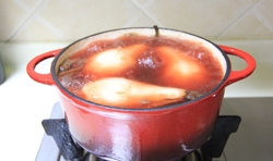 把梨放進去煮沸後用小火慢煮大概二十分鐘；