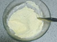 玉米粉+麵粉混合均勻；