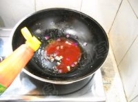 用鍋中余油倒入洋蔥，爆出香味兒，加入番茄沙司；