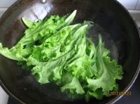 將洗好的生菜放沸水中焯一下；