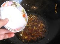將澱粉加適量水調勻，倒入煮沸的調味汁中，快速攪勻煮沸關火；