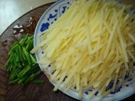 土豆切成絲，蔥切段備用；