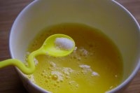 雞蛋打散在碗里加點鹽和料酒拌勻；