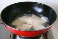 鍋中加水燒開，把豆腐放進去焯會撈出瀝干；