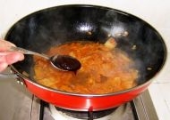 炒香后加點開水和1勺大醬、1勺辣椒醬；