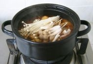 金針菇、蟹味菇也放進去煮三分鐘；