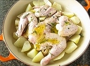 雞腌好後放在烤盤上，土豆放入雞四周；