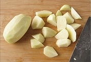 土豆洗凈去皮切成塊，在清水裡煮五分鐘撈出瀝干；