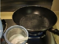 鍋里水燒開后醬料和薑絲和切絲的紅椒放進去煮開；