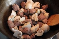 蘑菇放進去翻炒，至蘑菇成棕色；