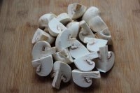 蘑菇洗乾淨后切成塊；