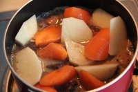 用小火燉煮四十分鐘，土豆和胡蘿蔔放進去；