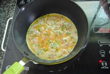 給鍋熱，刷層薄薄的橄欖油，倒入蛋液鋪平在鍋底；