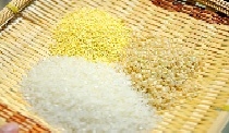 白米、小米、糙米混一起用清水淘洗乾淨；