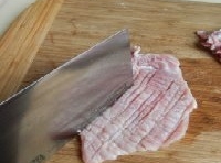 豬排清洗乾淨後用刀背在豬排上剁幾下至鬆散；