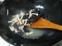 炒香后，放入蘑菇、木耳翻炒片刻，再倒入高湯；