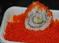 把壽司卷輕輕的放到魚籽上滾動一圈；