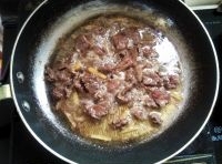 熱鍋倒油加熱后爆炒牛肉和薑絲；