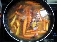 加紅薯和胡蘿蔔條炒勻加鹽和少許水煮開；