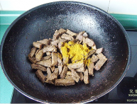 加咖喱粉進去攪拌均勻，把牛肉盛出；