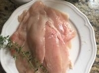 雞胸肉洗凈后切成大片，用鹽、黑胡椒碎、百里香葉腌制10分鐘；