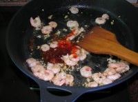 把處理好的蝦仁放進去翻炒至變色後放入甜辣醬；