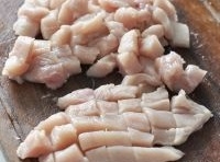 雞肉洗凈後用刀背敲會至肉鬆散后切成不要太小的塊；