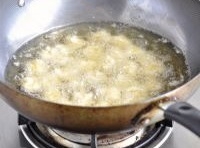 油鍋燒熱后把雞米花放進去用中火炸微黃撈出；