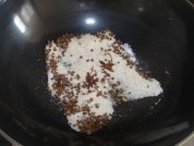 鹽和花椒粒、八角放炒鍋炒出香味；