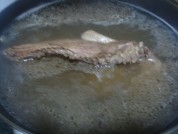 把鴨子放進鍋里浸泡兩小時燒開，撇去浮沫關火；