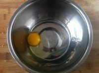 雞蛋取出一個打散在碗里；
