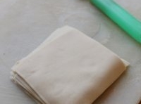 醒好的麵糰取出，揉光滑，用壓面機壓成長片，切成相同大小的方形；