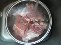 牛肉洗凈后切成大塊，放在清水裡浸泡十分鐘；