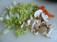 大白菜、胡蘿蔔、口蘑清洗乾淨后切成塊；