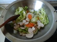炒鍋里倒入少許油把切好的蔬菜放進去翻炒至軟；