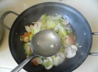 蔬菜倒入干鍋里加入牛肉湯后加熱；