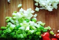 蔥、辣椒、蒜洗凈后切成粒；